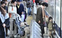 帰省先に品物を送る通販利用者も増えた（昨年12月30日、混雑する東京駅の新幹線ホーム）