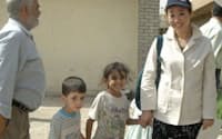 イラクの学校修復調査で現地の子どもたちと（2003年3月）