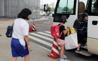 避難所からスクールバスで登校する川内村の子供ら（19日、福島県郡山市のビッグパレットふくしま）