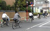 自転車が絶え間なく走る朝の通勤通学の時間帯（東京都世田谷区）