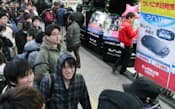 PSヴィータを求め、家電量販店に並ぶ人たち（17日午前、東京都豊島区）