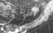 能登半島付近に寒冷渦に伴う渦巻き状の雲が見える（5月18日午前5時の衛星画像。気象庁提供）