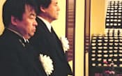 小島由三相談役のお別れの会に参列した小島章利氏（手前）と寺崎社長（5月、宇都宮市）