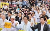 韓国野党は日韓秘密保護協定の白紙化を要求（7日、ソウルでの市民団体などとの反対集会）