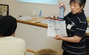 「熱中症・脱水予防講座」を受講する人たち（8日、東京都新宿区の「暮らしの保健室」）
