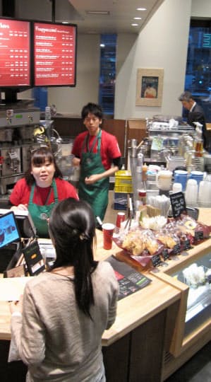 スタバ 都心に小型店展開 日本経済新聞