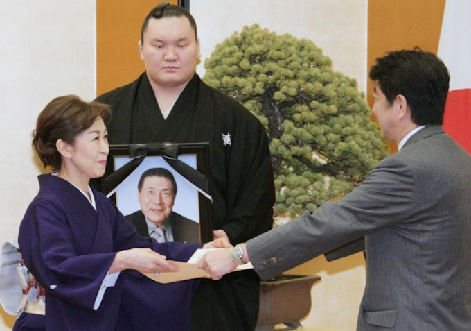 社会に勇気 首相がたたえる 故大鵬さん栄誉賞表彰式 日本経済新聞