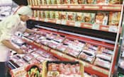 調味料に合わせ量や大きさをそろえた肉を並べている売り場（横浜市のサミット横浜曙町店）