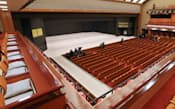 内覧会で報道陣に公開された歌舞伎座の客席と舞台（24日、東京都中央区）