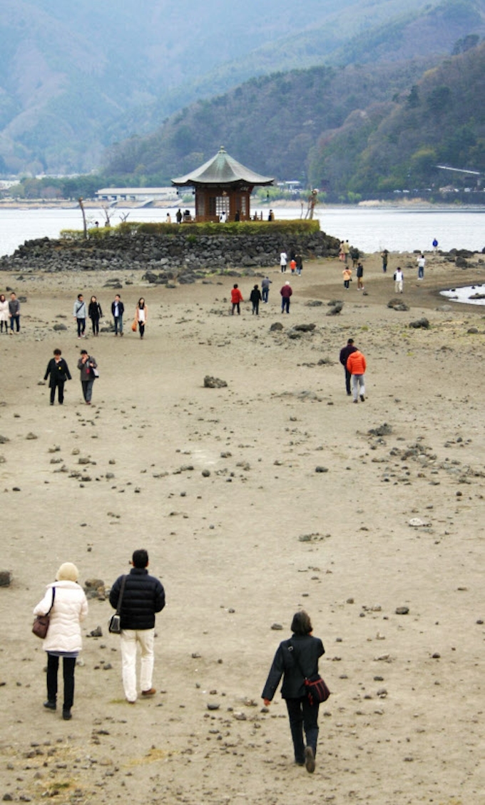 河口湖 水位低下の謎 史跡へ地続き 観光客ぞくぞく 日本経済新聞