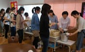 試食会では、子どもたちが食べている給食を親も試食できる（東京都小平市の小平第六小学校）