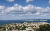 西地中海の玄関口として栄えたマルセイユ。高台に立つノートル=ダム・ド・ラ・ガルド聖堂からの眺め