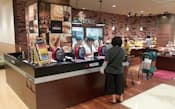パン売り場にカフェを併設した（秋田県大館市内のいとく大館ショッピングセンター）