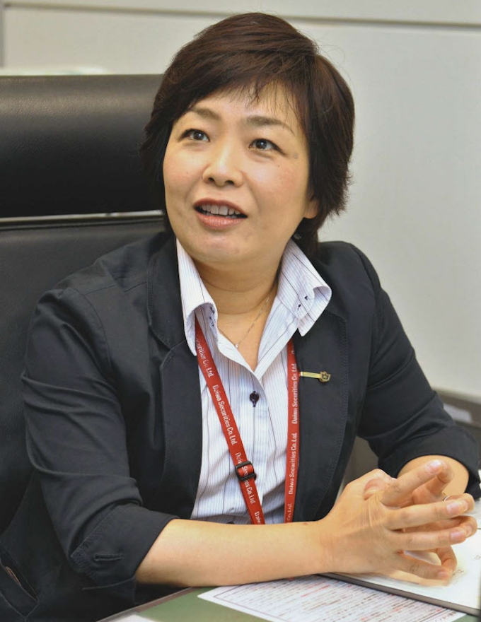 49歳執行役員 上村博美さんの働き方 日本経済新聞
