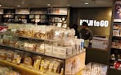 菓子などの食品が並ぶ海外の良品計画の店舗（香港国際空港店）