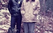 父親の勉さん(右)と国内の林業家を訪ね歩いた（1977年、愛媛県）