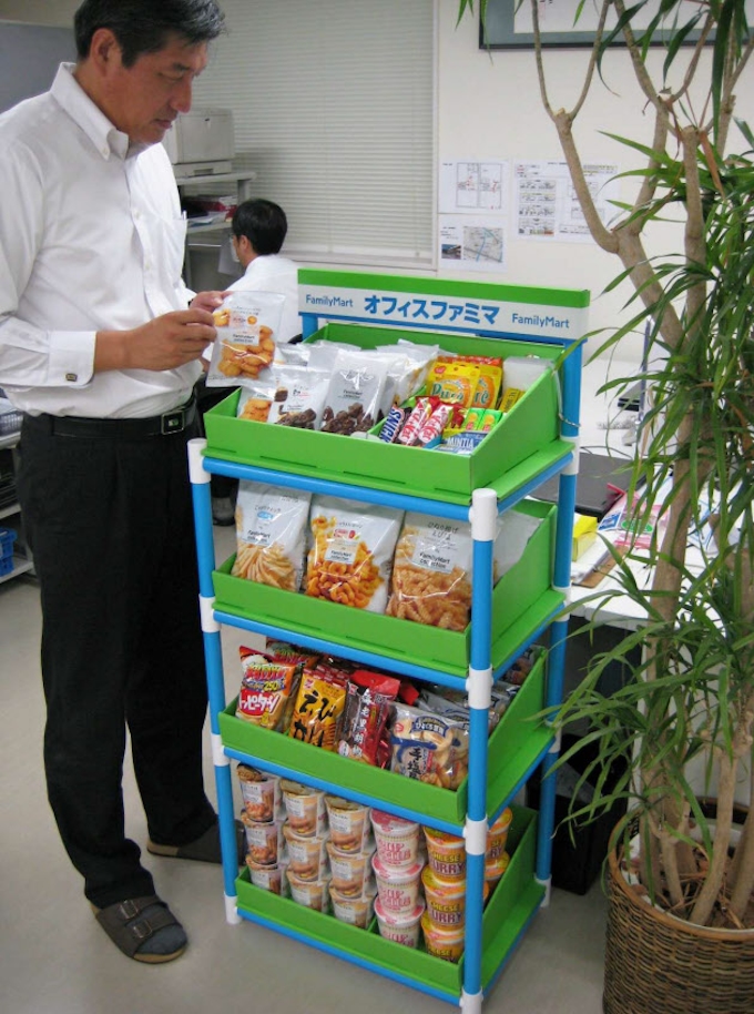 ファミマ オフィスにお菓子棚 日本経済新聞