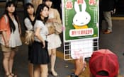 「ビッグイシュー日本版」を販売するホームレスの男性（12日、東京都渋谷区）