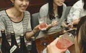 日本酒カクテルを楽しむ女性客（東京・銀座の「SAKE HALL」）