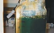 人工の光合成触媒に光を当て水を分解して水素を発生する実験=天尾豊・大阪市立大学教授提供