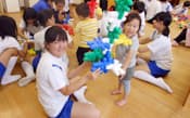 家庭科の保育実習でおもちゃ遊びをする中学3年生と保育園児（東京都世田谷区の砧南中学校）