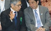 黒田日銀総裁(左)と安倍首相は小泉内閣を支えた旧知の仲だ（5月、参院予算委）