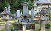 華蔵寺にある上野介の墓。右奥は上野介の木像を安置する御影堂