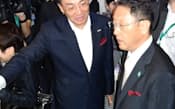 豊田章男トヨタ社長(右)に業務用タブレットを説明するパナソニックの津賀社長（10月1日、幕張メッセ）