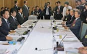 政労使会議では政府側の賃上げ要請が目立った（11月22日、首相官邸）