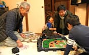 孫と野球ゲームを楽しむ渥美光純さん(左)（東京都西東京市）