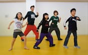 中野さんが校長を務める「松竹キッズダンスアフタースクール」でダンスをする小学生（東京都文京区、1月）