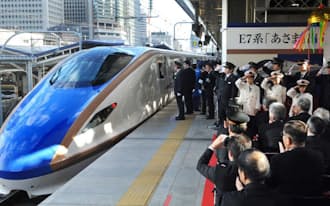 長野新幹線「あさま」として先行導入され、JR東京駅を出発する北陸新幹線の新型車両E7系（15日午前）