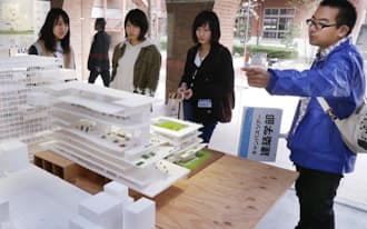 オープンキャンパスで女子高校生を案内する大学生(右)（大阪府東大阪市）
