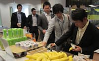 伊藤忠商事は早朝出社した社員を対象におにぎりやバナナなどの軽食を無料で提供している