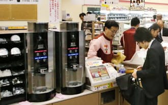 セブンイレブンはいれたてコーヒーなどで集客力を高めている
（東京都内の店舗）