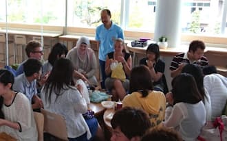 香川大のイングリッシュカフェは、昼食時に50人超の学生でにぎわう（高松市）