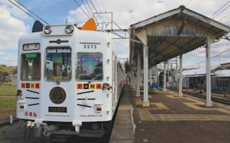 伊太祈曽駅に停車する和歌山電鉄の「たま電車」