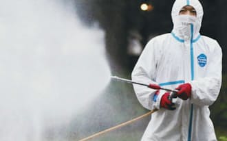 蚊を駆除するため、代々木公園で行われた殺虫剤の散布
（8月28日、東京都渋谷区）