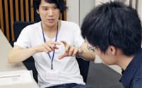 オープンキャンパスで高校生にFLYプログラムの体験を語る西川さん(左)（東京・本郷の東京大学）