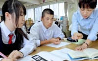 外来語や漢語を学ぶ中学生（高知県いの町の町立伊野中学校）=いの町教育委員会提供