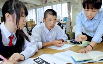 外来語や漢語を学ぶ中学生（高知県いの町の町立伊野中学校）=いの町教育委員会提供