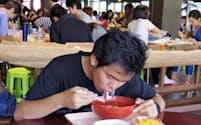 インドネシアから神田外語大に留学するロッビさんはハラル対応のうどんを食べる（千葉市）
