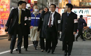 歌舞伎町で悪質な客引きの様子に目を光らせる中村弁護士（右から2人目）ら（東京都新宿区）
