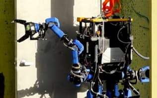 建物のドアを開ける競技に挑戦しているSCHAFTのロボット（フロリダ州）
