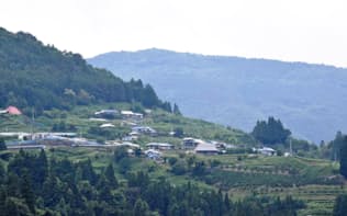 山あいに点在する集落は人口減・高齢化が進む（6月、高知県大豊町）
