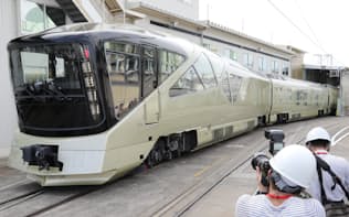 公開されたJR東日本の豪華寝台列車「トランスイート四季島」（24日、神戸市）
