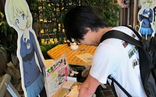 アニメ「ガールズ&パンツァー」の舞台、茨城県大洗町を訪れた観光客
