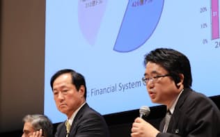 討論する（右から）日銀の岩下直行フィンテックセンター長、みずほFGの佐藤社長、ドイツ銀行のアンシュ元共同CEO（21日、東京・丸の内）
