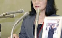 高橋まつりさんの労災認定について記者会見する母親（7日、東京・霞が関）
