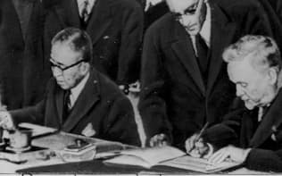 日ソ共同宣言に署名する鳩山一郎首相(左)とソ連のブルガーニン首相（1956年10月19日）
